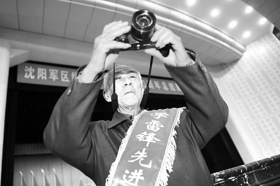 3月5日上午，张峻在沈阳军区学雷锋座谈会会场拍摄，这是他一生中最后一次按下快门。本报通讯员