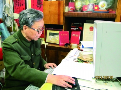 冯洪钱的家，简陋而逼仄，客厅兼书房拥挤不堪，四壁的书，将一张电脑桌紧紧包围。（本报记者