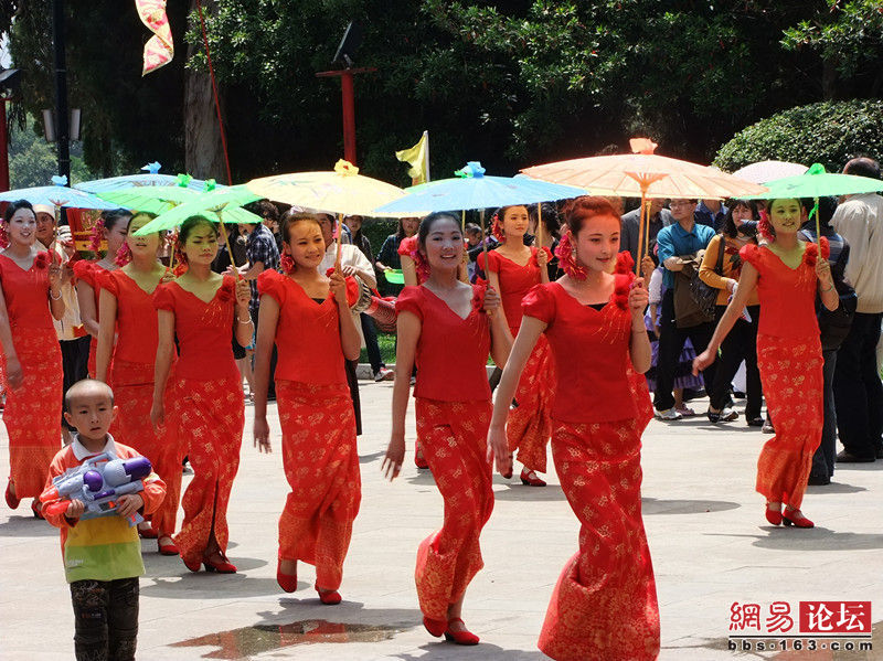 <em>云南西双版纳</em>欢度泼水节