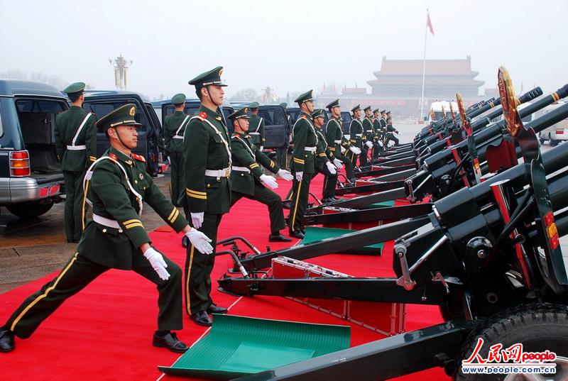访中国礼炮部队:礼炮兵相貌英俊动作潇洒