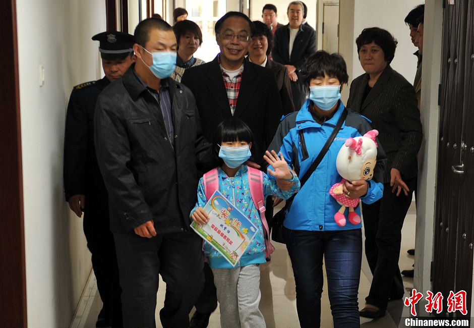 北京首例H7N9禽流感小患者康复出院(1)