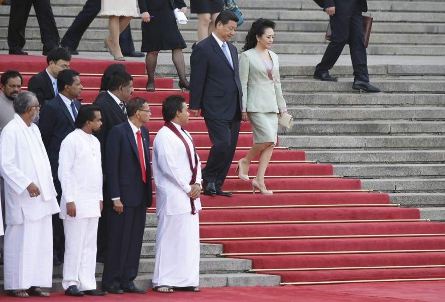 <em>习近平</em>彭丽媛举行仪式欢迎斯里兰卡总统【高清