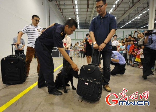 青岛海关:嗅毒品 秀绝招 神秘缉毒犬亮出真功夫