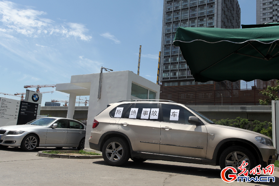 两辆宝马车把大门堵了起来-宝马X5开半月状况不断 事故车 堵宝马燕宝高清图片