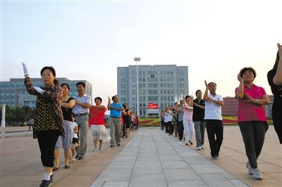 2013年7月13日，成吉思汗广场上，市民们在健身。