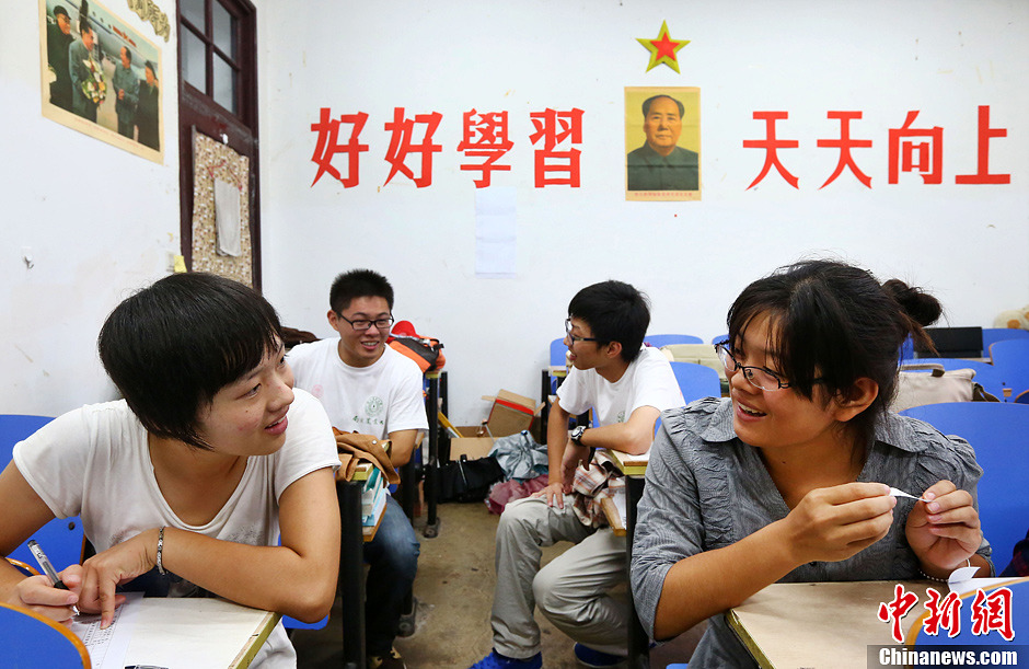 京高校迎新特色多 高挂正能量标语致青春(4)