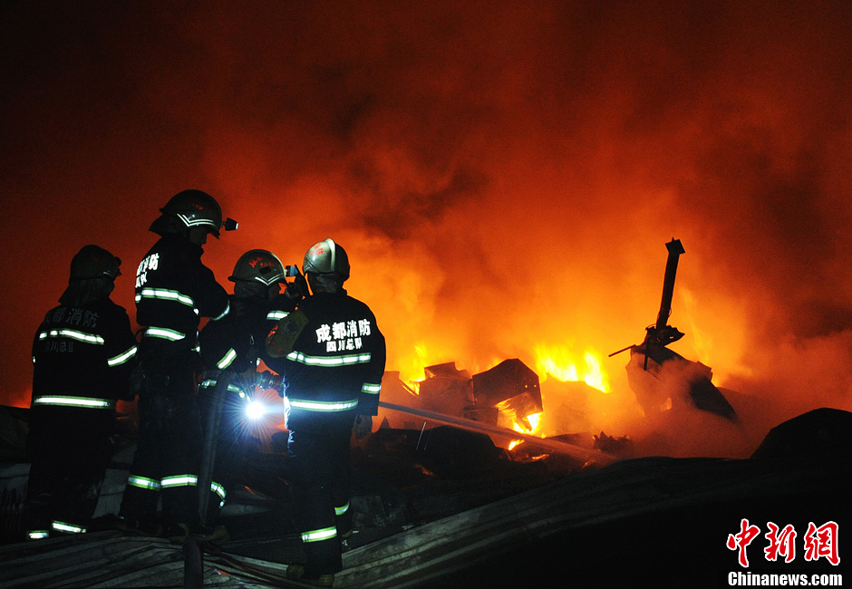 成都双流一仓库发生大火 消防官兵火场灭火[组