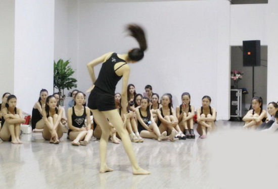 沈阳一高校<em>美女</em>大学生<em>穿</em>比基尼上课男生大呼好