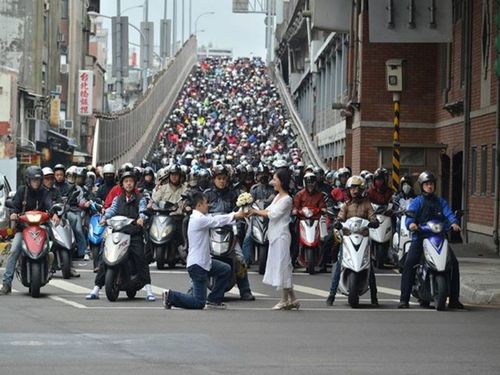 台北桥下快闪求婚 仅用红灯100秒成功(图)