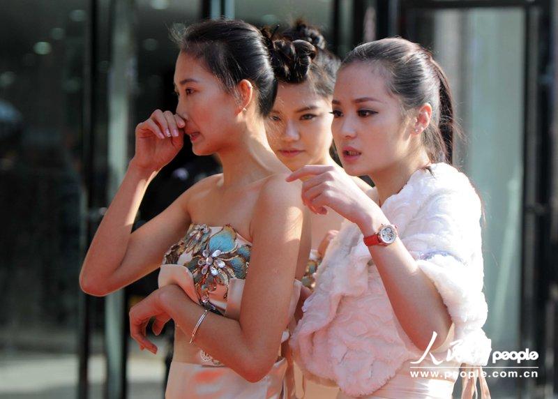 江西礼仪小姐着礼服现身车展 寒风中直打喷嚏