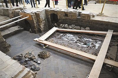 11月16日，二号墓（萧后墓）墓室及其中出土的女性人骨遗骸和随葬品。