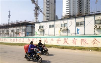 10月27日，南京麒麟科技园保障房项目建筑工地，德豪公司承建E地块。知情人称该公司老板周达伟因涉季建业案已被调查。新京报记者 李超摄