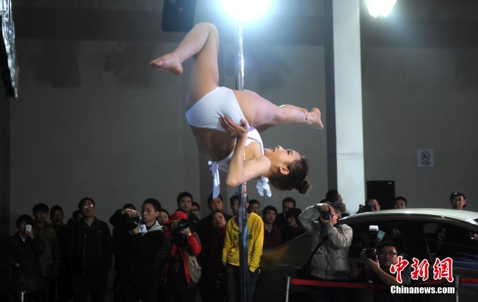 重庆车展<em>美女</em>车模跳<em>钢管舞</em>吸引观众(3)_光明网