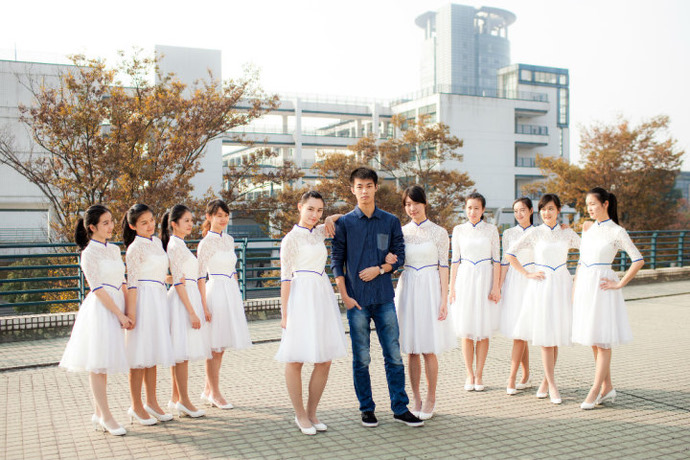 浙大礼仪队<em>美女</em>白裙照走红网络 多数为理工科