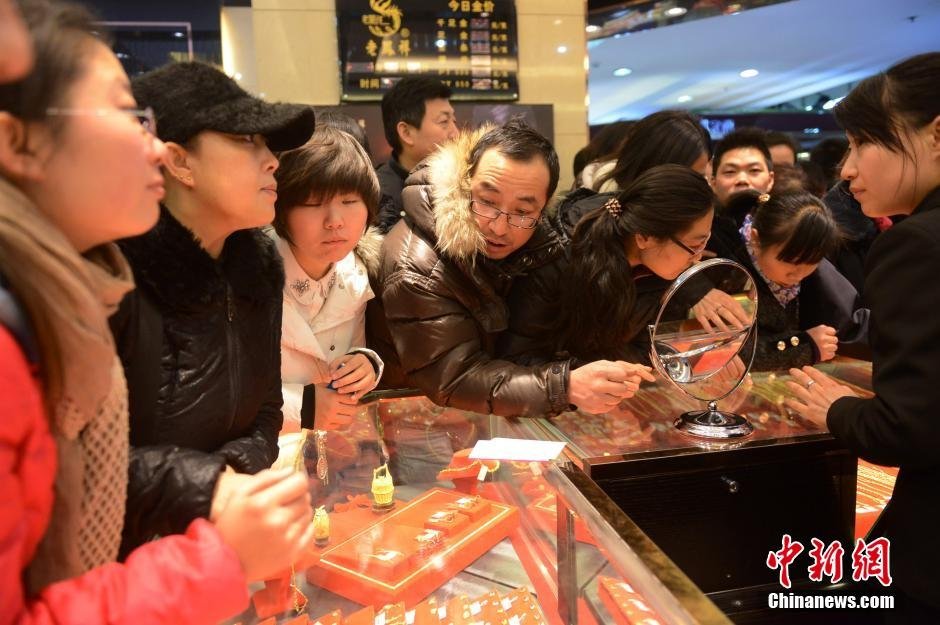 黄金价格再降 太原民众蜂拥抢购(3)