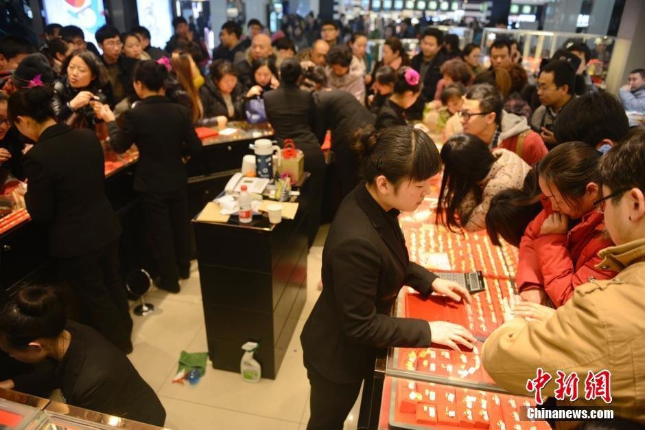 黄金价格再降 太原民众蜂拥抢购(6)