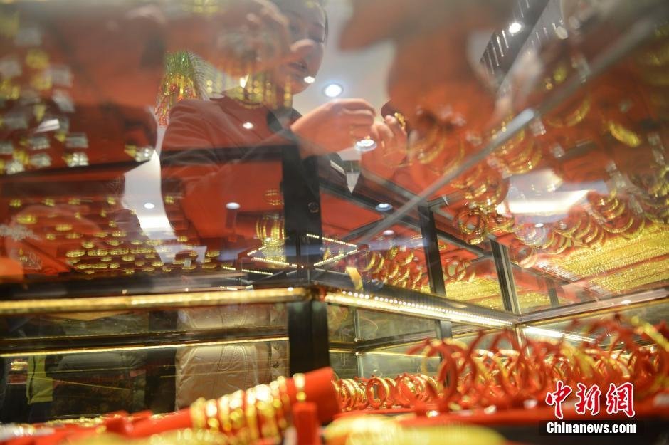 黄金价格再降 太原民众蜂拥抢购(7)