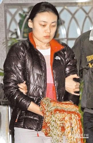 台潜逃<em>女</em>军官被形容异于常人 曾因追星旷工 