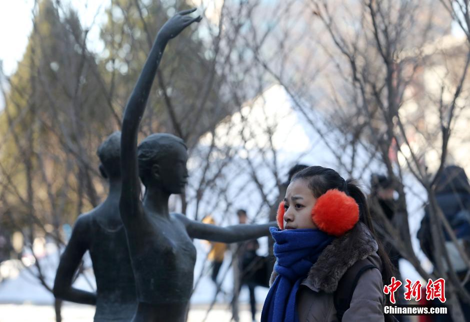 北京电影学院2017年艺考开考 考生考场外大展