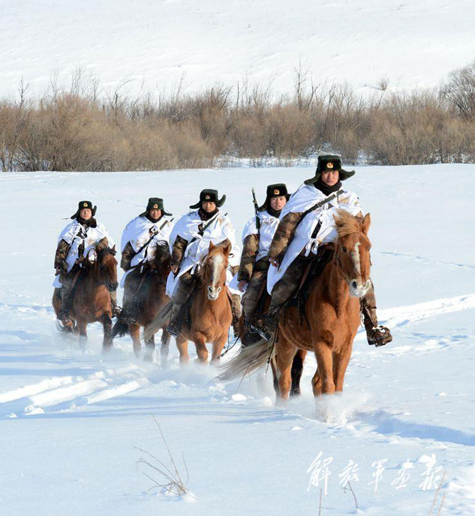 习近平与边防战士吃饭照片(14)