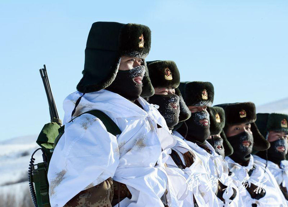 习近平与边防战士吃饭照片(15)