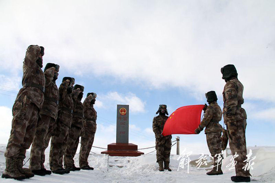 习近平与边防战士吃饭照片(31)