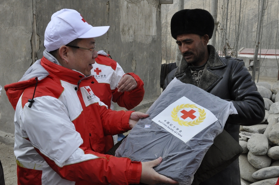 红会于田地震救灾工作组向灾区群众送去救援物