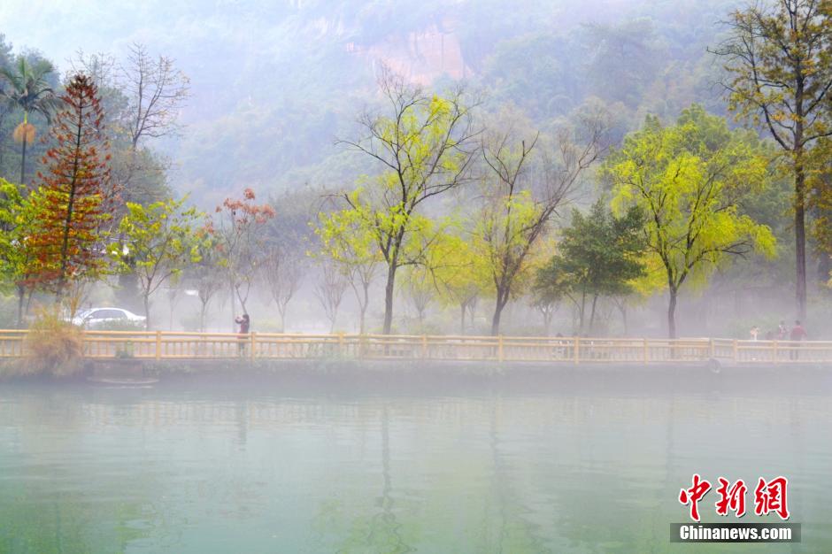 广东丹霞山烟雨迷离似江南