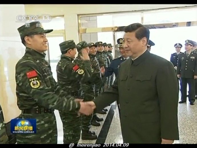 习近平视察武警特警学院 女特战队员戎装登场