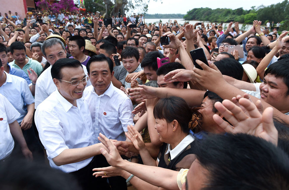 李克强在海口考察 渔民赠总理特殊礼物(高清组