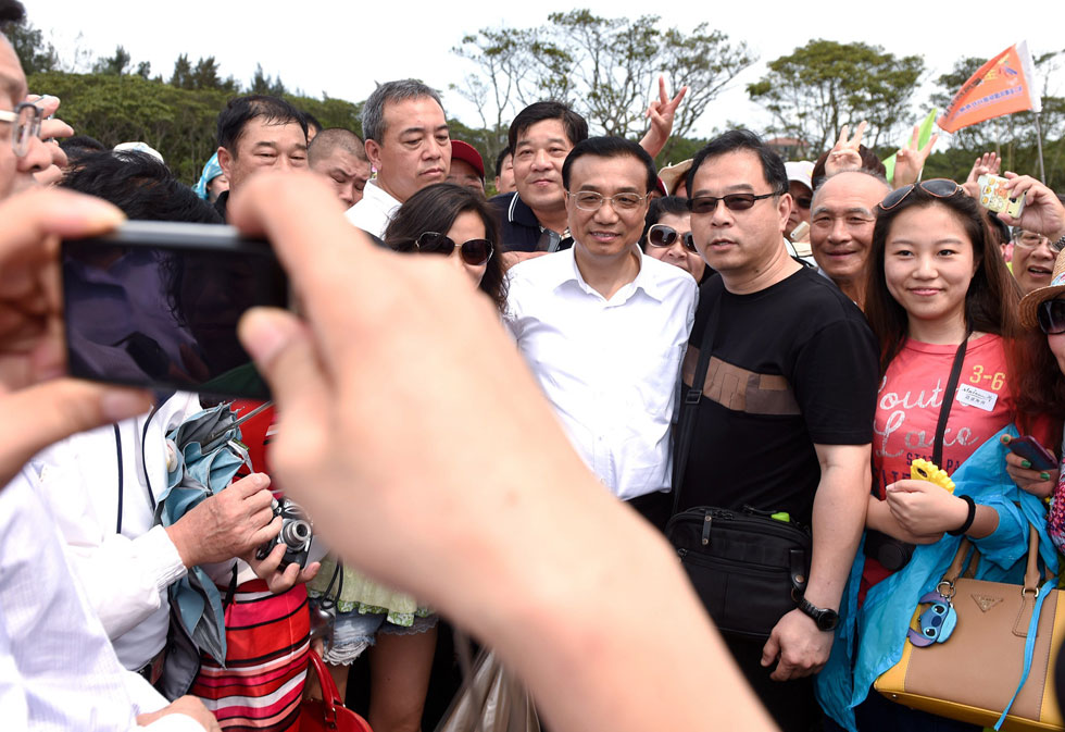 李克强在海口考察 渔民赠总理特殊礼物(高清组