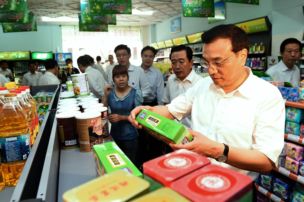 李克强在海口考察 渔民赠总理特殊礼物(高清组