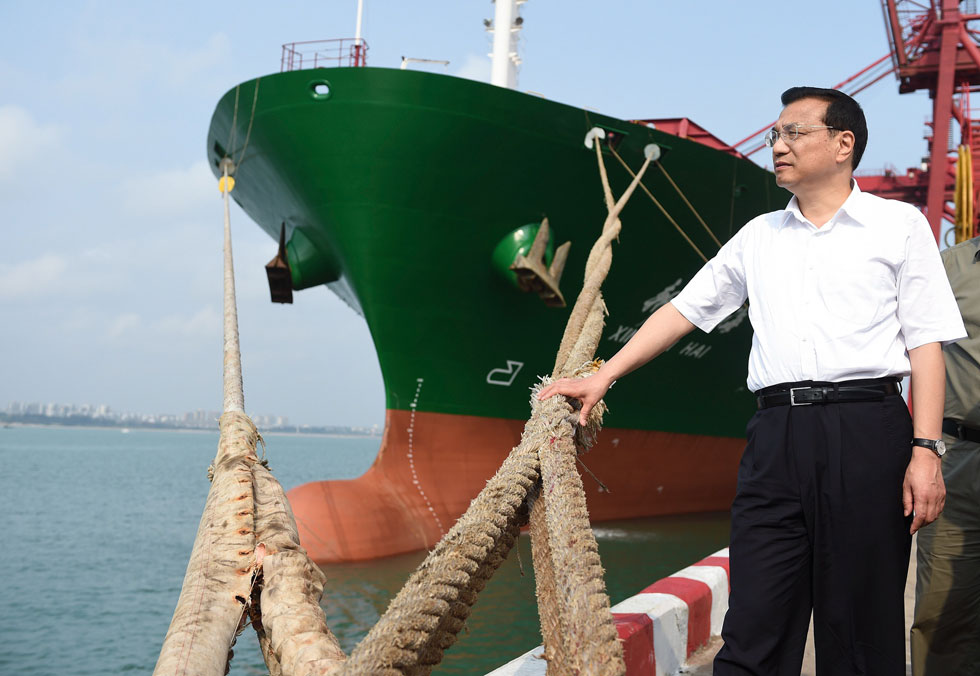 李克强在海口考察 渔民赠总理特殊礼物(高清组