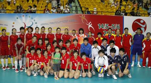 <em>中国女排</em>和香港<em>青少年</em>合影