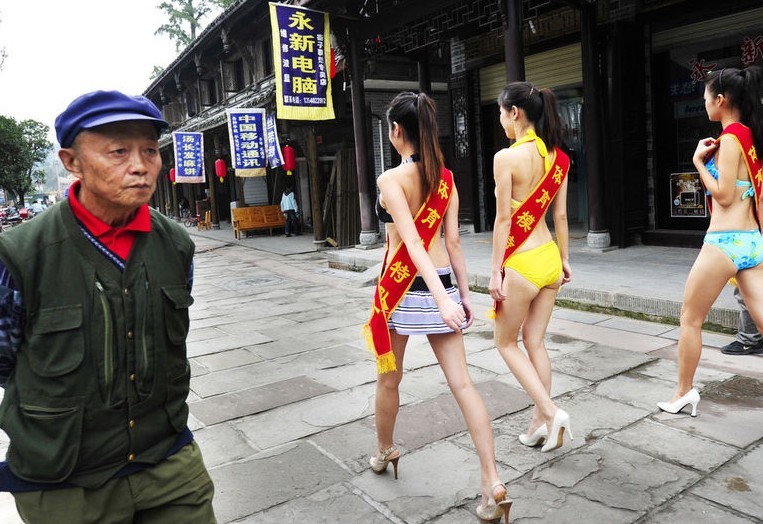 高清图集:体育模特泳装上街 路人瞠目结舌_新
