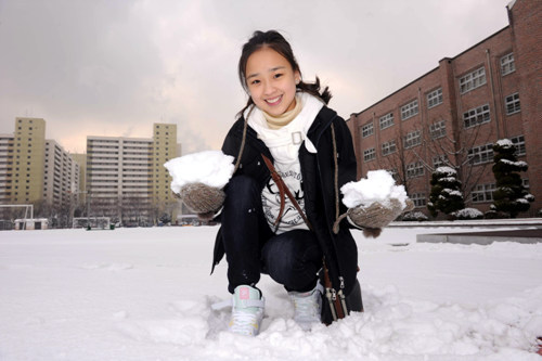 \韩国最美小萝莉\艺术体操美女孙妍在校园打雪
