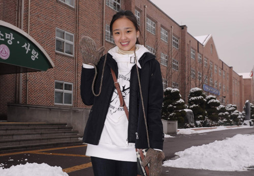 韩国最美小<em>萝莉</em><em>艺术</em>体操美女孙妍在校园打雪