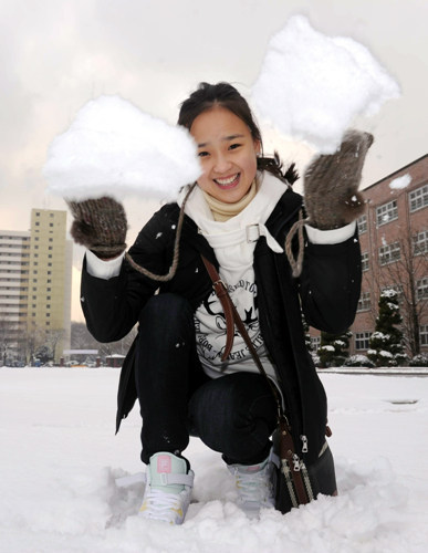 韩国最美小<em>萝莉</em><em>艺术</em>体操<em>美女</em>孙妍在校园打雪