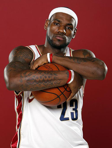 NBA总决赛今日打响 詹姆斯渴望圆梦:伟大球员