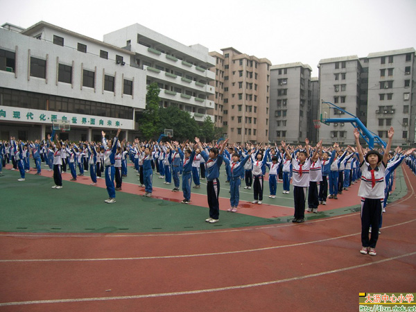 现在开始做第九套广播体操,原地踏步走,一二三