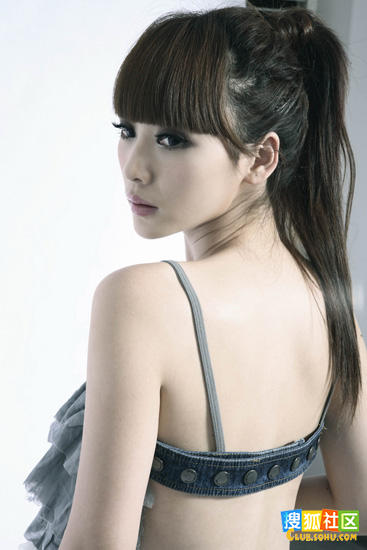 <em>美女</em>主播柳岩甜美<em>性感</em>两不误 火辣身材<em>爆乳</em>写