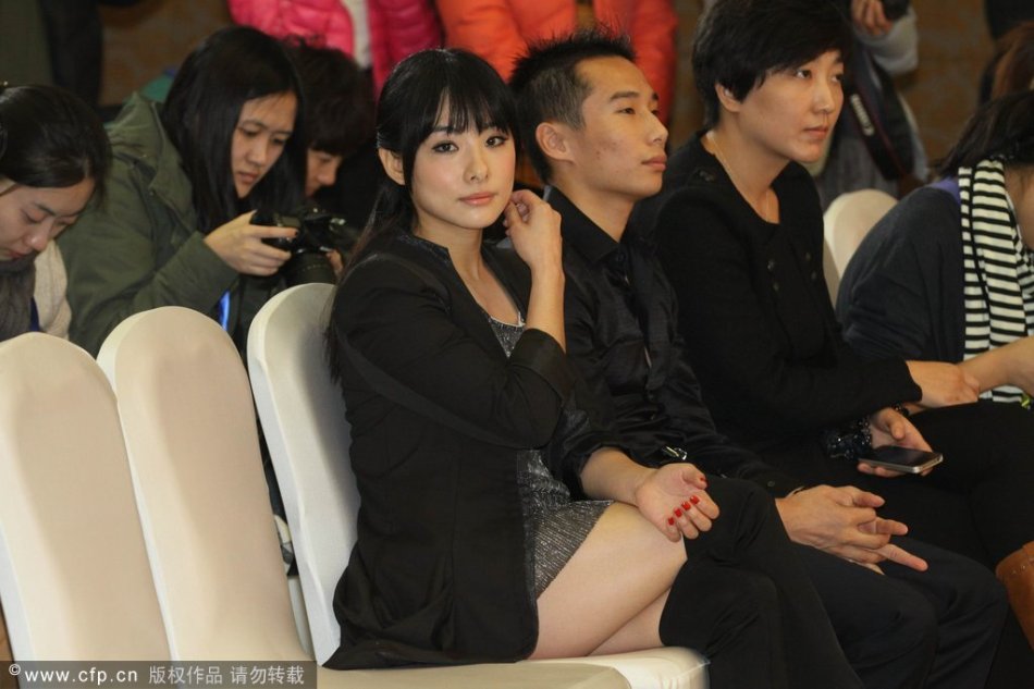 组图:刘璇黑色超短裙亮相