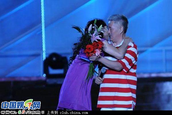 陈冠希遭女粉丝熊抱狼吻 看体娱明星被强吻的