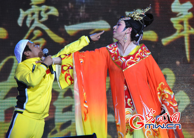 小沈阳携赵家班助阵羽毛球队春晚 为将士们伦