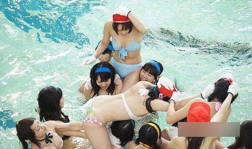 日本100人<em>美女</em>泳装赛上演贴身肉搏战 触动你神
