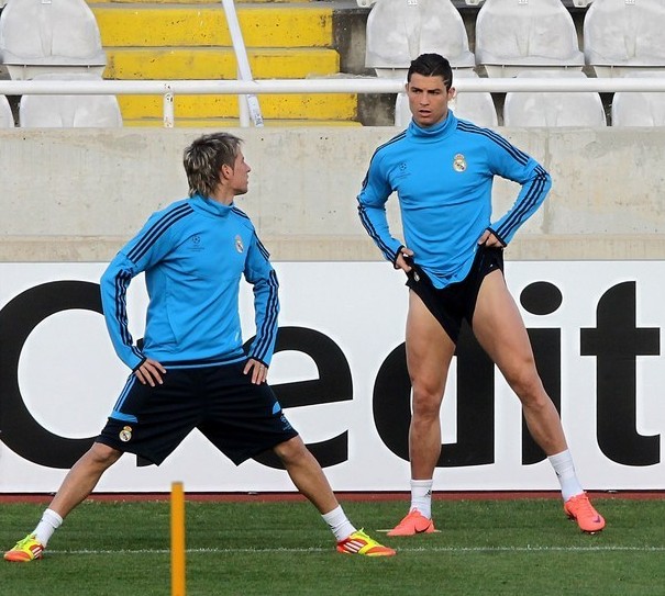 皇马训练队内一派和谐景象 C罗<em>短裤</em>险露底裤尴