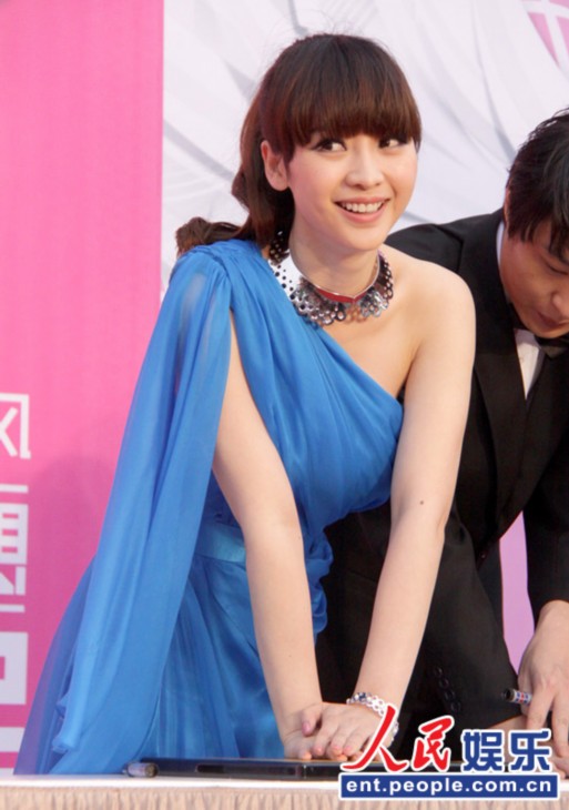 柳岩透视装火辣热舞玩性感开场 瞬间点燃台下