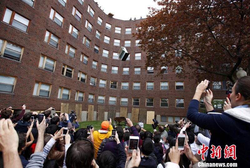 麻省理工传统活动扔钢琴 引来大批<em>学生</em>围观(1