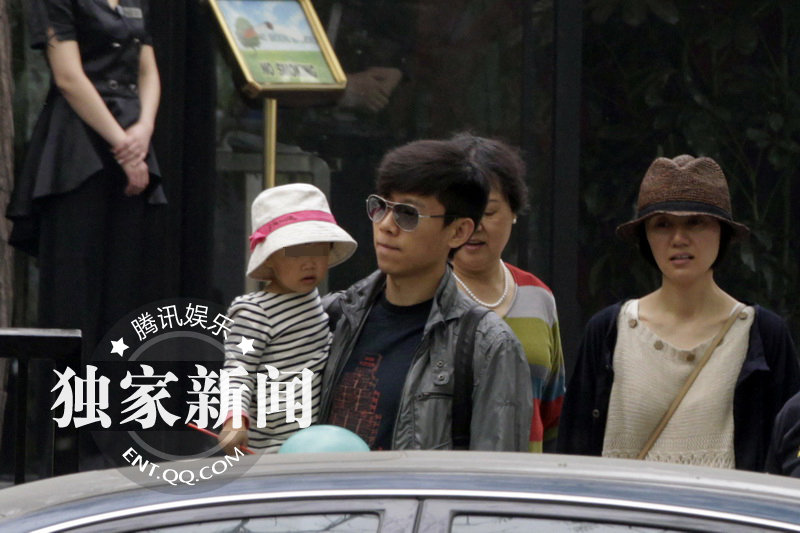 夏雨全家外出就餐<em>女儿首次</em>曝光 袁泉产后出境
