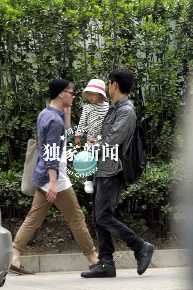 夏雨全家外出就餐女儿首次曝光袁泉产后出境风